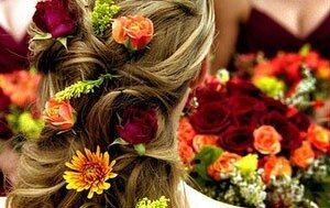 Как украсить волосы цветами