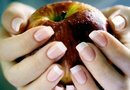 Хороший уход избавит ногти от белых пятен