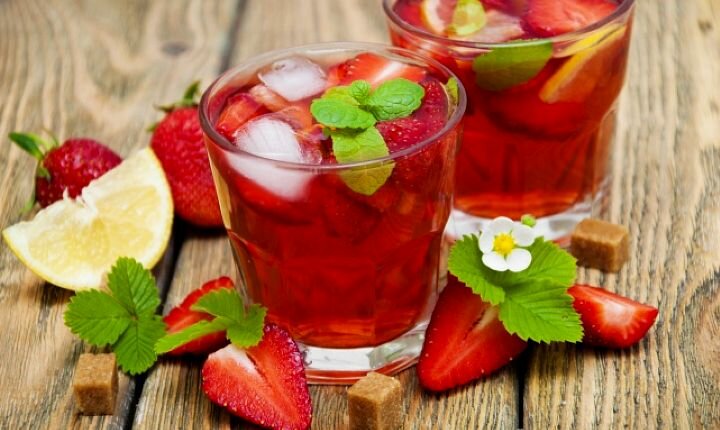 Коктейль из белого вина и ягод клубники