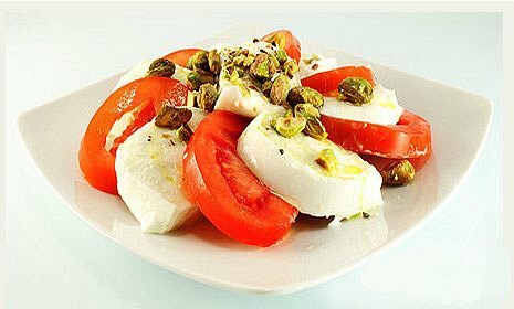 Буйволиный сыр моцарелла с помидорами - высокая кухня.