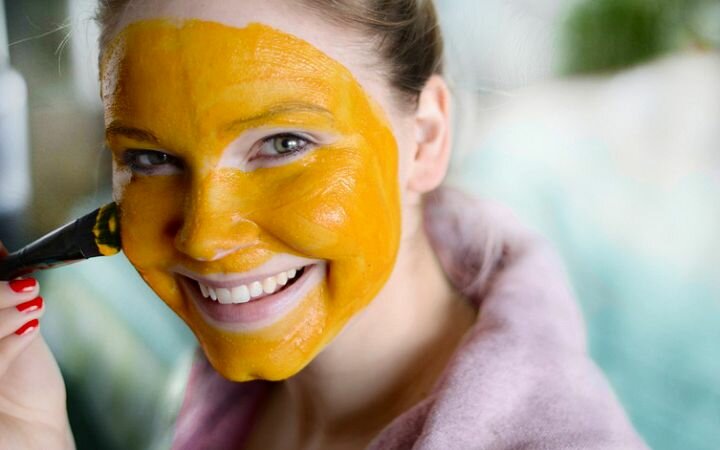 Эффективно избавляет от прыщей маска с куркумой