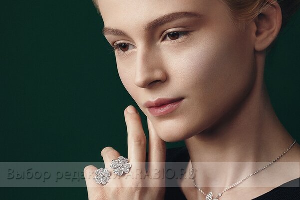 Кольцо Van Cleef & Arpels между пальцами