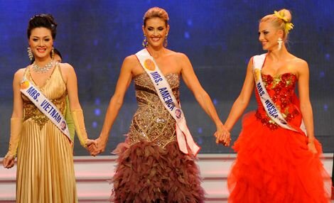 Миссис мира 2009 Виктория Радочинская (справа)
